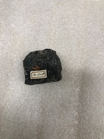 M 01508
<br/>
massieve Pekblende dof zwart van kleur
<br/>
<em></em>